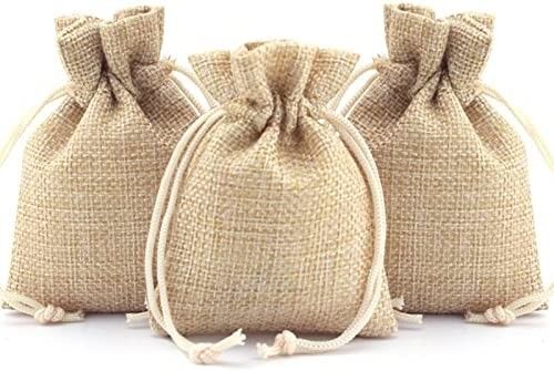 Os sacos do presente com cordão, os presentes de linho dos sacos dos doces dos sacos de serapilheira ensacam para o banquete de casamento do Natal