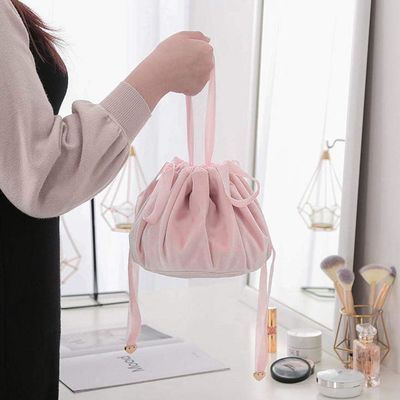 Saco para meninas das mulheres, material da composição de veludo com o cordão para o organizador cosmético do curso da bolsa