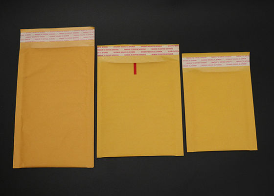 Os sacos de empacotamento do correio de papel do pacote do porte postal forram envelopes de envio para o correio da segurança